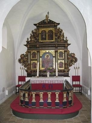 Tune kirkes kor. De røde vævninger (antependium, gulvtæppe m.m.) blev monteret 1995.