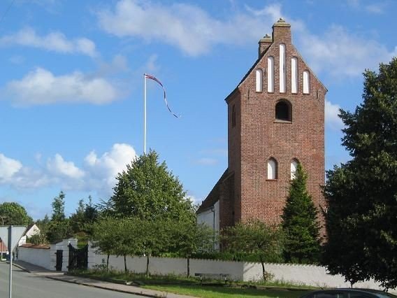 Kirkens smukke tårn – set fra Roskildevej.